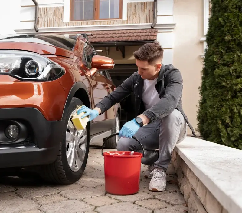 Lavage auto à domicile Viodos-Abense-de-Bas : professionnel intervenant sur un véhicule